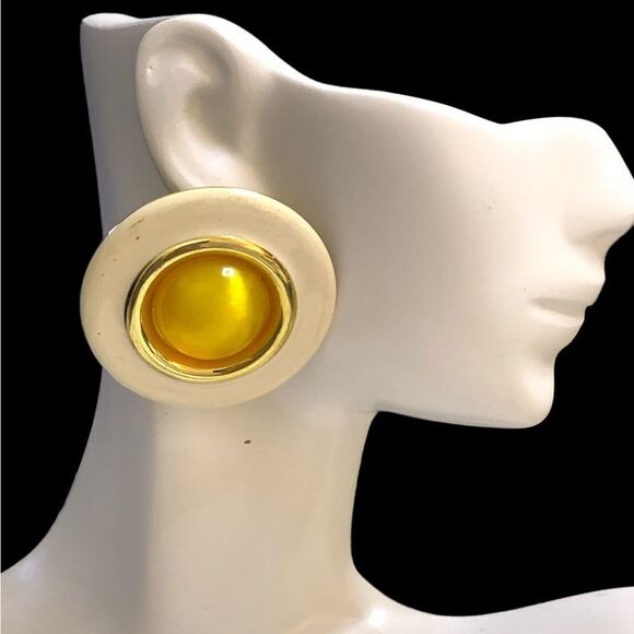Mid century yellow lucite moonstone white enamel 1.5” round pierced earrings - Picture 1 of 5